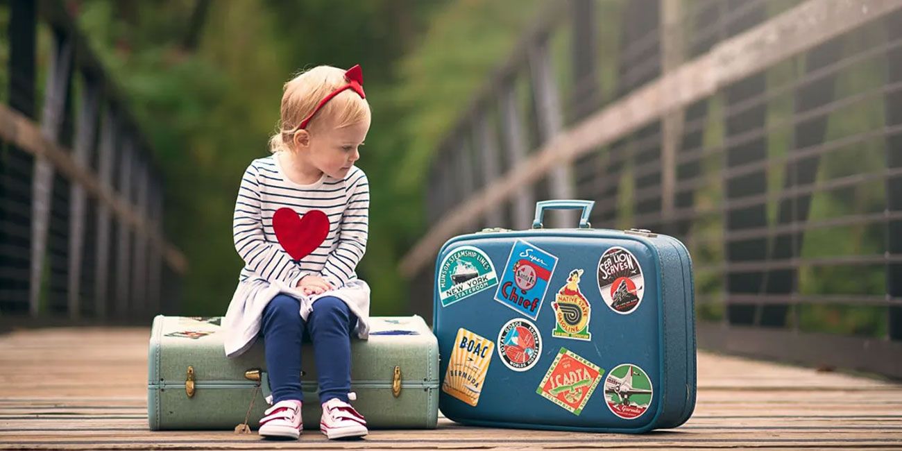 چگونه برای سفر با کودک چمدان ببندیم؟ نکاتی که والدین همیشه فراموش می‌کنند!